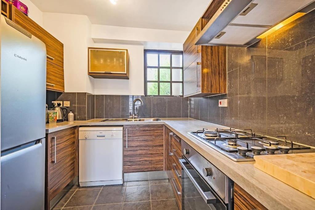Modern 3 Bedroom, 3 Bathroom, Parking, River View London