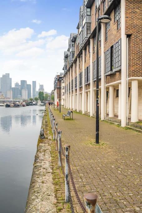 Modern 3 Bedroom, 3 Bathroom, Parking, River View Apartment *