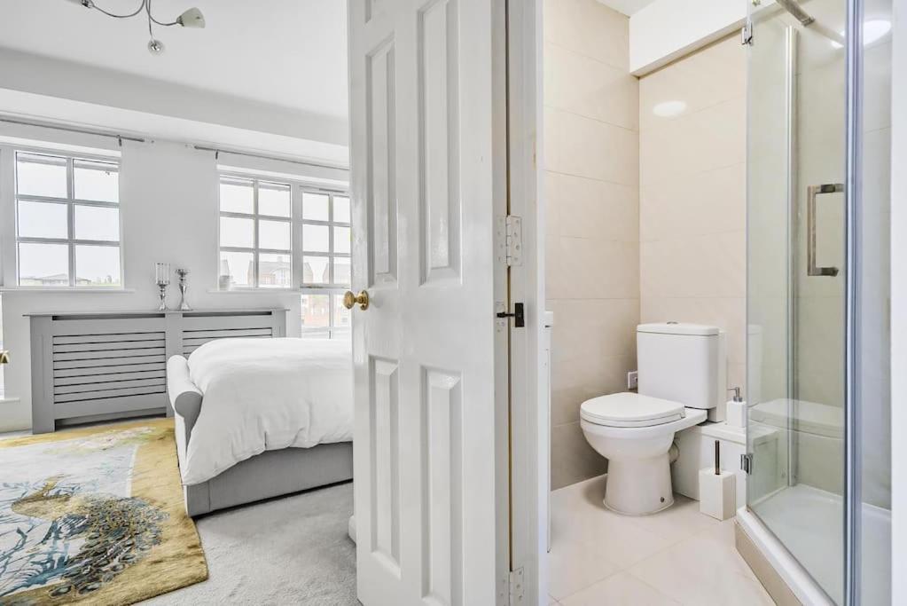 Modern 3 Bedroom, 3 Bathroom, Parking, River View Apartment London