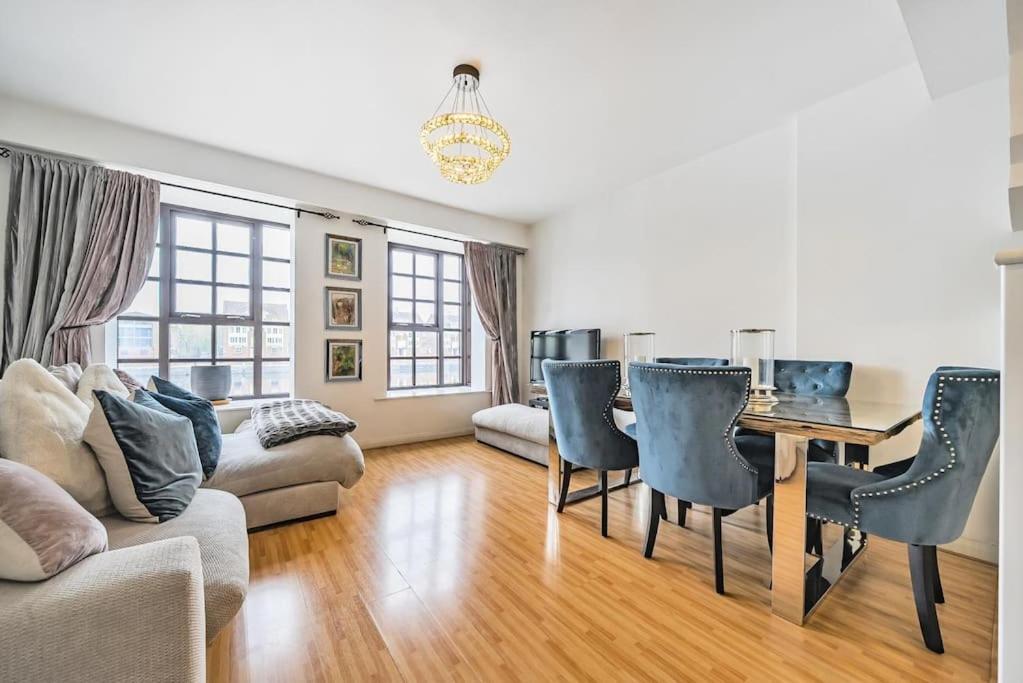 Modern 3 Bedroom, 3 Bathroom, Parking, River View *