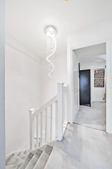 Modern 3 Bedroom, 3 Bathroom, Parking, River View Appartamento