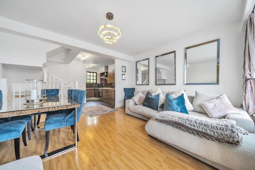 Modern 3 Bedroom, 3 Bathroom, Parking, River View Appartamento *