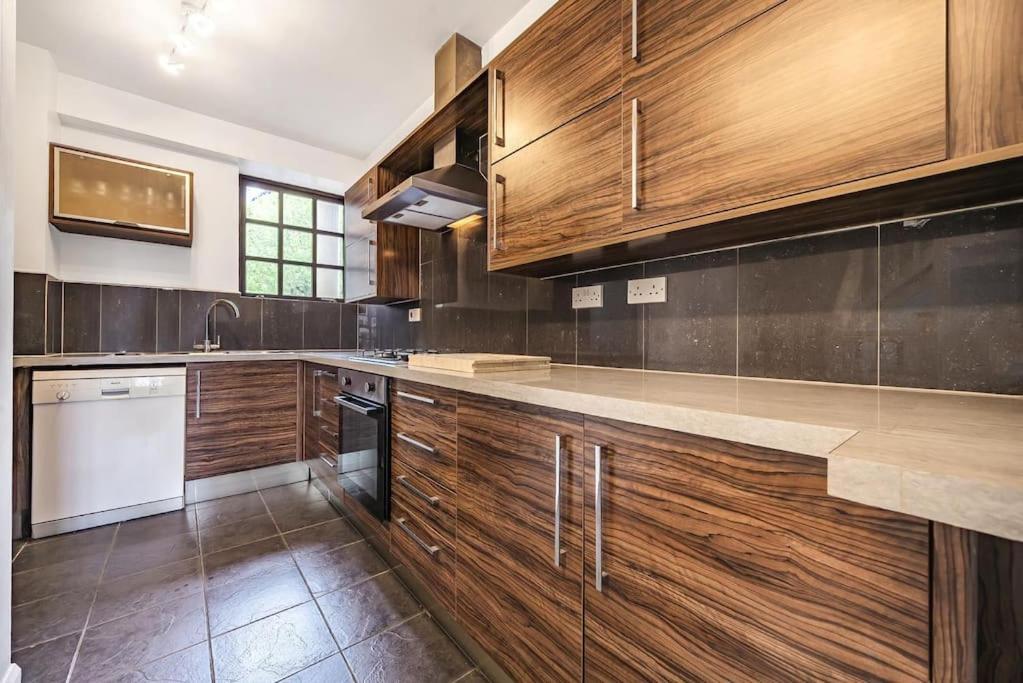 Modern 3 Bedroom, 3 Bathroom, Parking, River View Appartamento