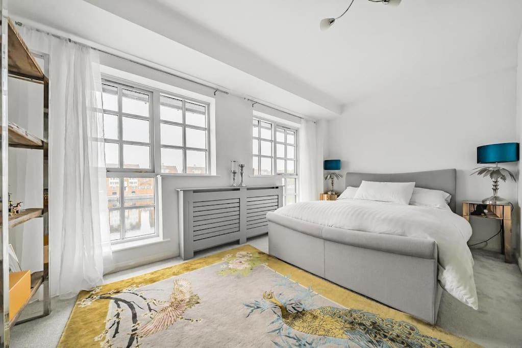 Modern 3 Bedroom, 3 Bathroom, Parking, River View Appartamento Londra